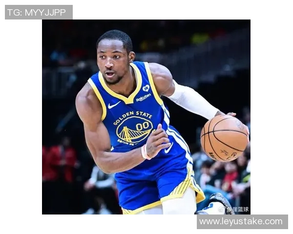 内史密斯表现稳健贡献12分关键时刻三分球助力球队胜利